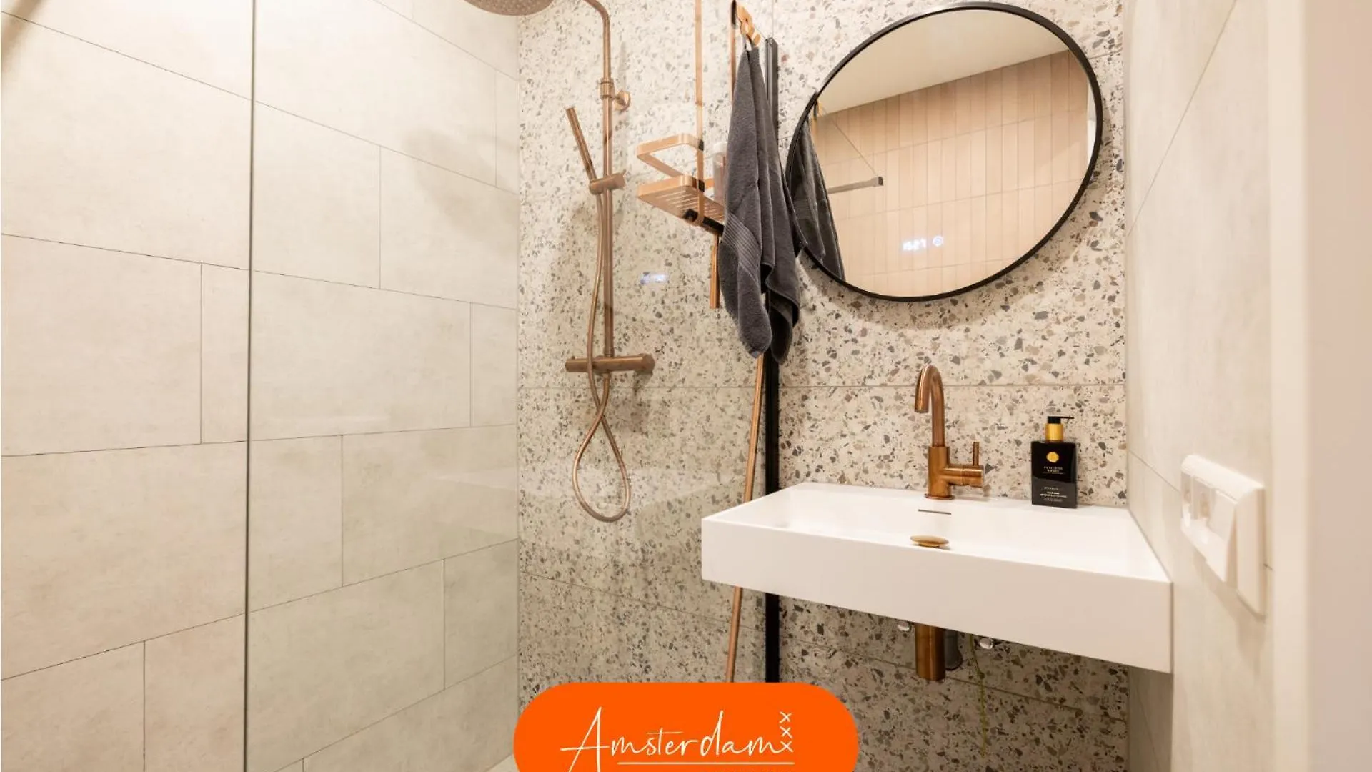 Amsterdam Group Stay - 26 Beds - Jacuzzi & Sauna Zwanenburg 0*,  Niederlande